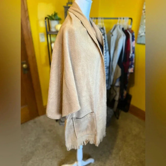 3/$15 Shawl With Pockets - Picture 2 of 3